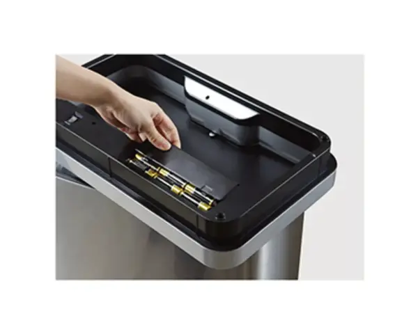 Kosz automatyczny SENSOR, bezdotykowy, prostokątny, szeroki, stal matowa 45 l Kosz SENSOR zasilany 6 bateriami AA umieszczanymi w pokrywie