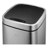 Widok z góry kwadratowego kosza bezdotykowego SENSOR 21 l