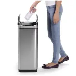 Kosz automatyczny SENSOR 45 l podczas wrzucania odpadów bezdotykowo