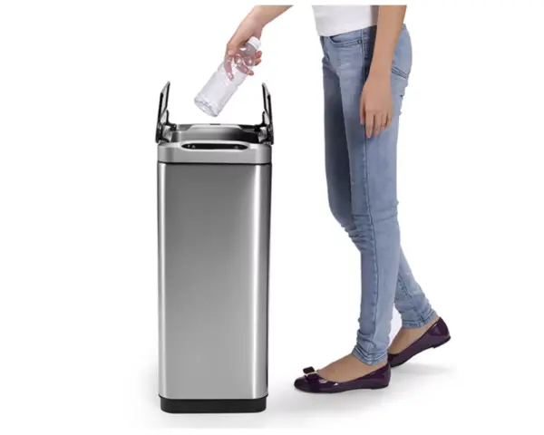 Kosz automatyczny SENSOR, bezdotykowy, prostokątny, pokrywa dwudzielna, stal mat. 45 l Kosz automatyczny SENSOR 45 l podczas wrzucania odpadów bezdotykowo