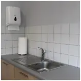 Białe czyściwo bawełniane w rolce przy zlewozmywaku