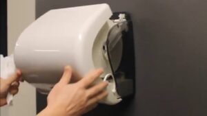 Filmy instruktażowe – wymiana wkładów w podajnikach ręczników papierowych w rolach
