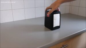 Filmy instruktażowe – uzupełnianie wkładów w pojemnikach na serwetki gastronomiczne
